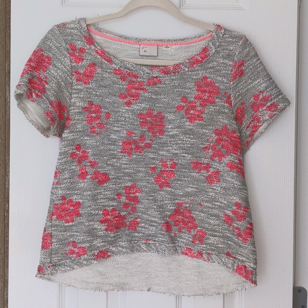 Gray and pink knit top
